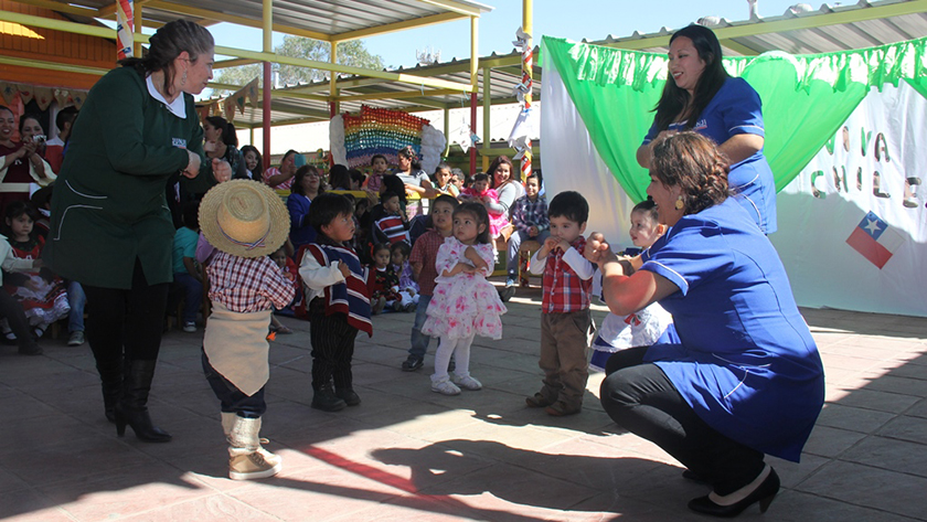 Párvulos celebrando fiestas patrias junto a sus profesoras