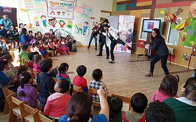 La Fundación RIE es una organización privada que atiende en el país a niños y niñas de jardines infantiles y escuelas de sectores apartados, rurales y en condición de vulnerabilidad, a través de técnicas como la risoterapia y magioterapia.