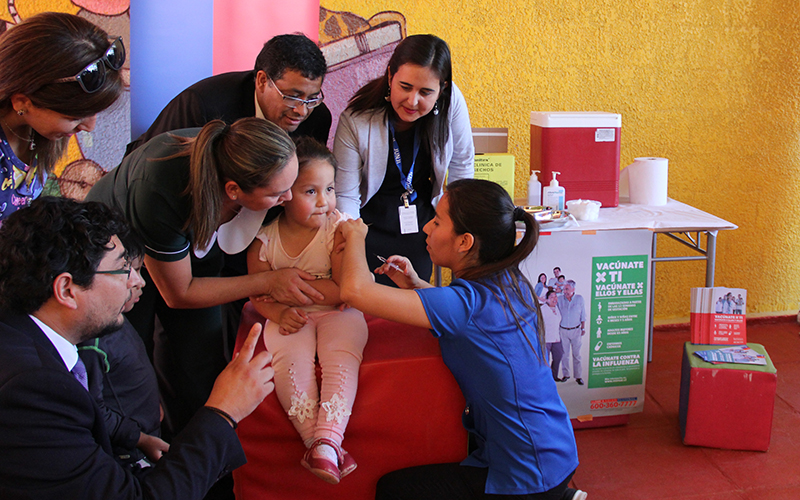 Lee más sobre el artículo En compañía de autoridades niñas y niños del Tamarugal fueron vacunados contra la Influenza