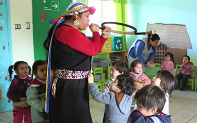 Además realizan actividades con apoderados como talleres de cocina y el uso de plantas medicinales, entre otras cosas, además de potenciar el uso del mapudungún con el personal.