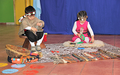 El taller culminará con una exposición de los trabajos realizados por las familias, en el marco de la celebración del Día de la Mujer perteneciente a los Pueblos Originarios. 