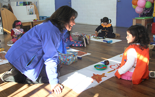 Buscar nuevas experiencias educativas para niñas y niños en el aula es lo que ha marcado su carrera profesional. 