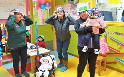 El equipo educativo brindó un reconocimiento a las familias por su compromiso con la lactancia materna y el desarrollo integral de sus hijos.