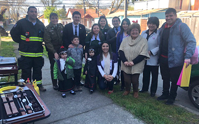 El seremi de Educación, Fernando Peña, junto al director regional (s) de la JUNJI Biobio, Luis Vásquez, un equipo de nutricionistas, prevencionistas de riesgos, Bomberos y Carabineros, entregaron consejos de como festejar seguros estas Fiestas Patrias con los niños y niñas, considerando lo extenso de estas festividades.