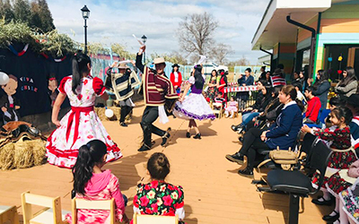 La programación también consideró una presentación de baile en la que participaron los párvulos del jardín infantil, y alumnos y alumnas de la Escuela Municipal de Folleco. 