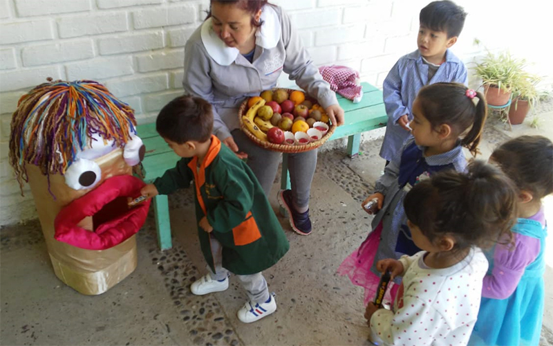 Lee más sobre el artículo Con ayuda de “Chatarrín” educadoras del Jardín “Blanca Nieves” promueven la vida saludable