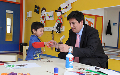 El director regional (s) de la Junji Los Ríos, Sebastián Retamal, acompañó a los párvulos durante su jornada educativa y compartió junto a ellos las experiencias que según explicó “incorporan el juego como eje fundamental para su desarrollo integral"