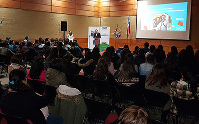 Esta iniciativa busca colaborar con las familias para que logren ser buenos acompañantes en la tarea de educar a los niños y niñas, y así ellos puedan adaptarse con mayor facilidad a las distintas circunstancias que se presentan en la vida.