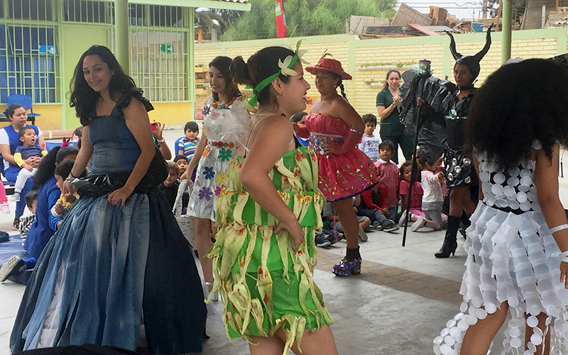 Lee más sobre el artículo Familias de Jardín “Capullito” promueven el reciclaje con atractivo desfile de modas