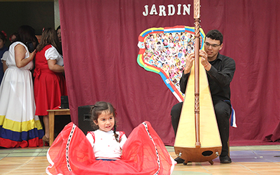 Participación transversal de toda la unidad educativa cada país contó con su barra propia y entre los asistentes se podía ver la emoción de las 23 familias extranjeras que son parte de esta comunidad y que con esta actividad pudieron sentirse un poco más cerca de sus países de origen.