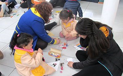 Esta unidad educativa se inspira en la narrativa de Gabriela Mistral y en su visión de niño y sociedad para construir una propuesta curricular novedosa y única que rescata el contexto social de los párvulos y que, tal como la poetisa, concibe la educación como una tarea sagrada.