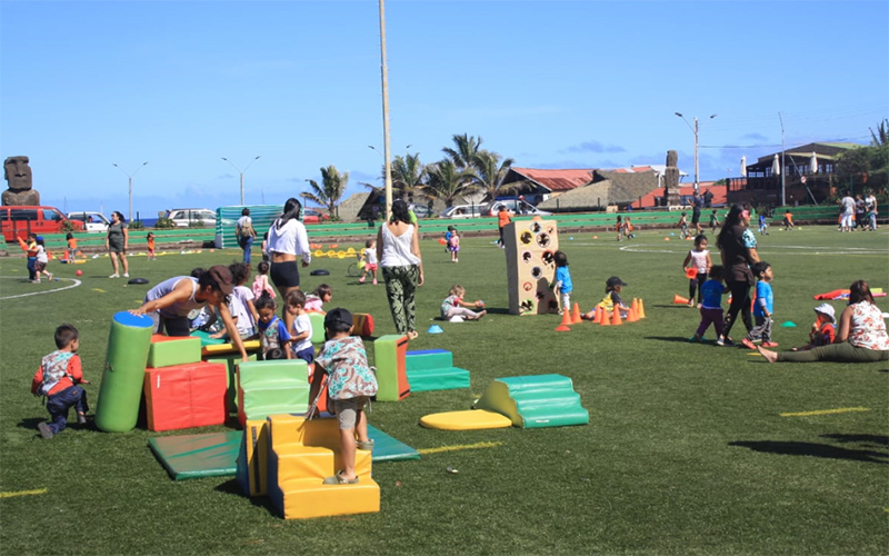 Lee más sobre el artículo Con juegos y actividad física párvulos Rapa Nui participan en olimpiadas deportivas