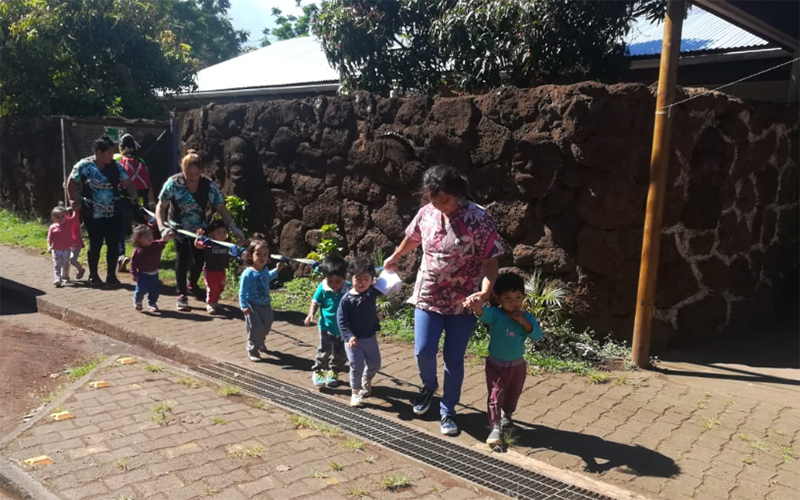 Lee más sobre el artículo Párvulos de Rapa Nui participan en simulacro contra incendios y tsunami