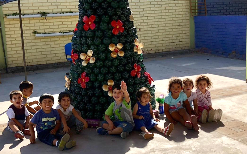 Lee más sobre el artículo En jardín Capullito armaron árbol navideño con casi 600 botellas plásticas