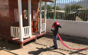 Lee más sobre el artículo Niños y niñas juegan a ser bomberos por un día