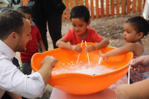 Lee más sobre el artículo Seremi de Gobierno se suma al juego y la creatividad en los jardines de verano de la Junji