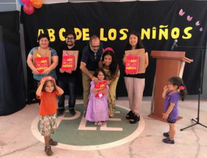 Lee más sobre el artículo Títeres y juegos amenizaron el lanzamiento del diccionario «El ABC de los niñ@s»