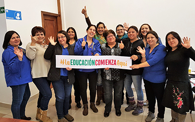 Al término de la actividad, las funcionarias recibieron de manos de la autoridad regional, una cámara fotográfica, financiada gracias a un proyecto adjudicado por la Subdirección de Calidad Educativa de la Junji Los Ríos.