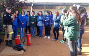 Lee más sobre el artículo Equipo educativo del jardín “Arcoiris” aprende a apagar incendios