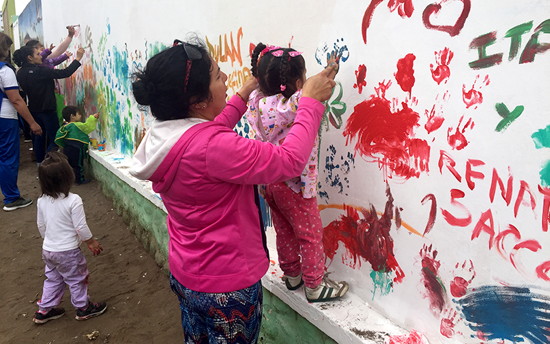 Lee más sobre el artículo Párvulos pintan muro de jardín infantil en Semana de la Educación Artística