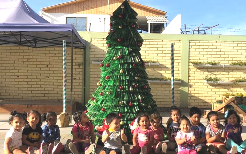 Lee más sobre el artículo En jardín “Capullito” arman imponente árbol navideño con material reciclable