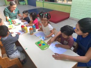 Lee más sobre el artículo En Jardín de Verano “Caperucita” los lactantes pintan sus propias máscaras de carnaval