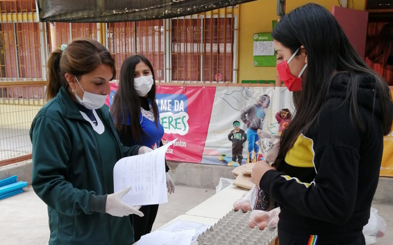 En este momento estás viendo Jardines infantiles de la región Metropolitana apoyan la entrega de alimentos Junaeb