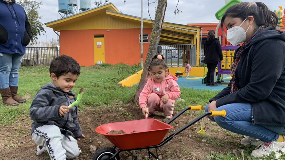 Lee más sobre el artículo Junji Metropolitana y alcaldesa de Maria Pinto visitan obras de mejoramiento de jardines de la comuna