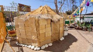 Lee más sobre el artículo En Jardín “Avioncito” construyen casa aymara de 2 metros con material reciclado