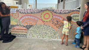 Lee más sobre el artículo Familias del Jardín “Mi Banderita Chilena” inauguran mural de mosaicos