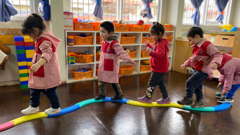 Lee más sobre el artículo Junaeb entrega de pistas de equilibrio para fortalecer capacidades motoras de niños y niñas de Junji