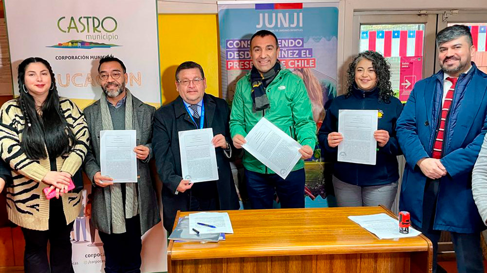 Lee más sobre el artículo Junji y Municipalidad de Castro firman convenio que permitirá mejoramiento de Jardín Infantil “Lautaro”