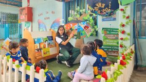 Lee más sobre el artículo Apoderados de Junji Arica crean cuentos infantiles utilizando paraguas