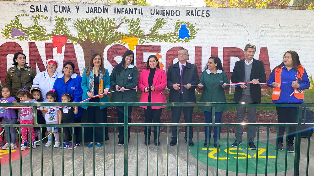 En este momento estás viendo Directora regional Metropolitana participó de inauguración de la Zona Segura del Jardín “Uniendo Raíces”