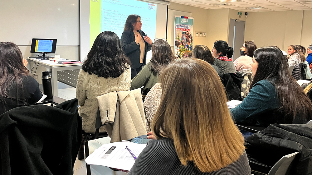 El evento tuvo como objetivo principal exponer la presentación de los resultados de la investigación titulada: “¿Cómo se implementa la política pública del Plan Nacional Lector en el aula de JUNJI?”.