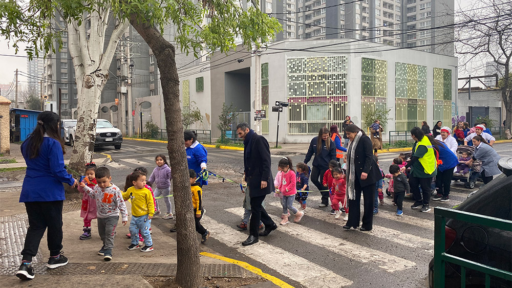 La vicepresidenta ejecutiva de la JUNJI, Daniela Triviño, participó del simulacro activamente junto al director nacional de Fundación Integra, Carlos González y a la directora regional Metropolitana (s) de la JUNJI, María Elena Orellana, quienes asistieron al Jardín Infantil “Uniendo Raíces”.