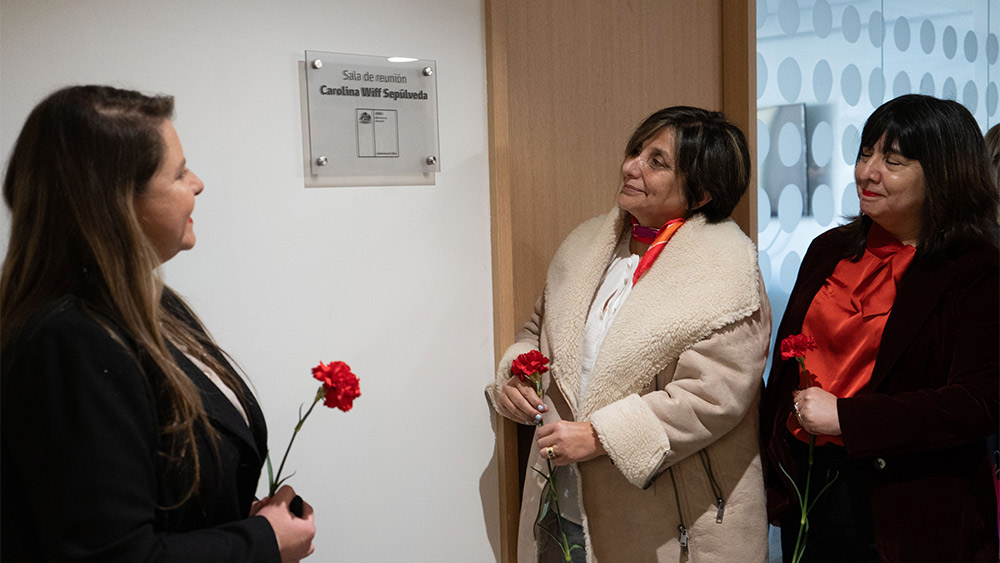 En este momento estás viendo Se inaugura sala de reuniones Carolina Wiff en la conmemoración por los 51 años del Golpe de Estado