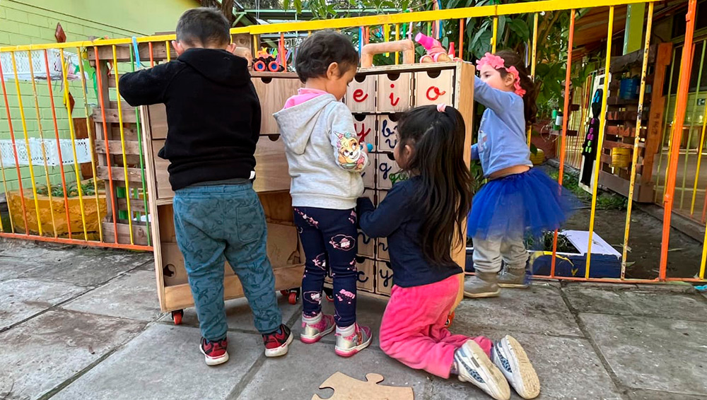 El día de la entrega, los alumnos de la carrera de Diseño Industrial, acompañados por docentes y directivos del mismo establecimiento, visitaron el jardín infantil para entregar el material educativo creado y diseñado por los estudiantes.