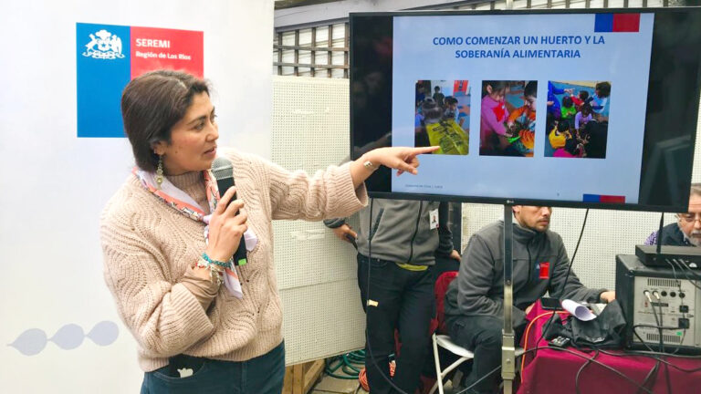 Educadora intercultural de la JUNJI Los Ríos destaca en Feria "Nutramos Esperanzas"