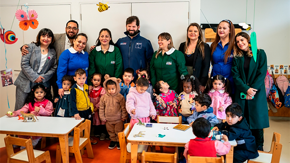 El Mandatario encabezó la conmemoración de los 160 años de la educación parvularia pública en Chile realizando una visita al Jardín Infantil “Renacer” en Quinta Normal junto a la vicepresidenta ejecutiva de la Junji, Daniela Triviño.