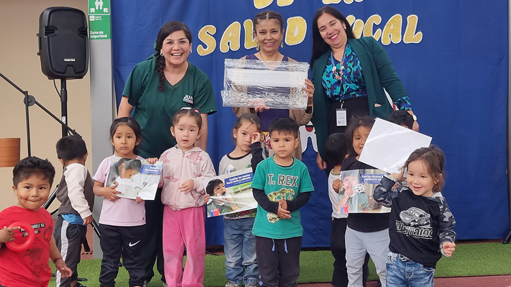 Más de mil niños y niñas que asisten a los jardines infantiles de esa institución han sido atendidos este año por el Programa Sembrando Sonrisas.