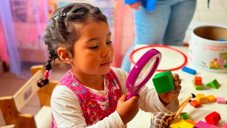 Niños y niñas aprenden en entornos educativos bientratantes que favorecen habilidades fundamentales para la vida.