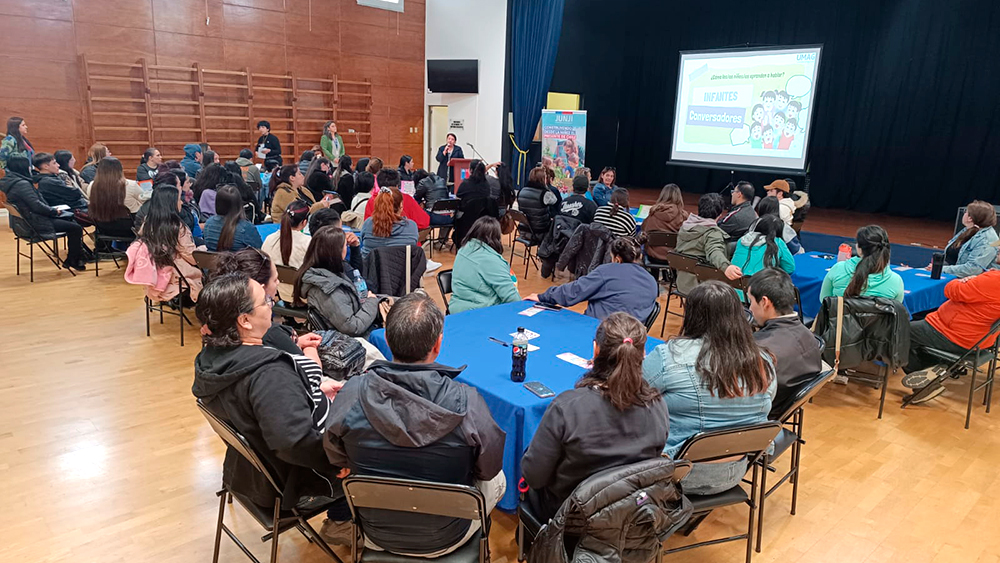 En este momento estás viendo Madres, padres y apoderados agradecen orientación sobre cómo sus hijas e hijos aprenden a hablar