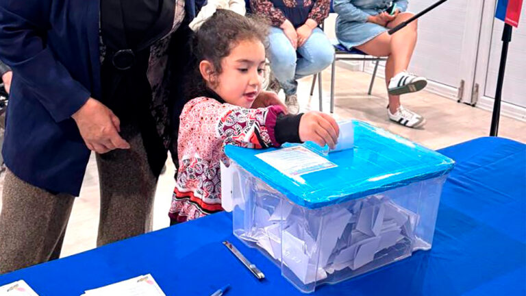 Esta actividad de ejercicio democrático contó con la participación activa de diversos integrantes de la comunidad de Pucón.