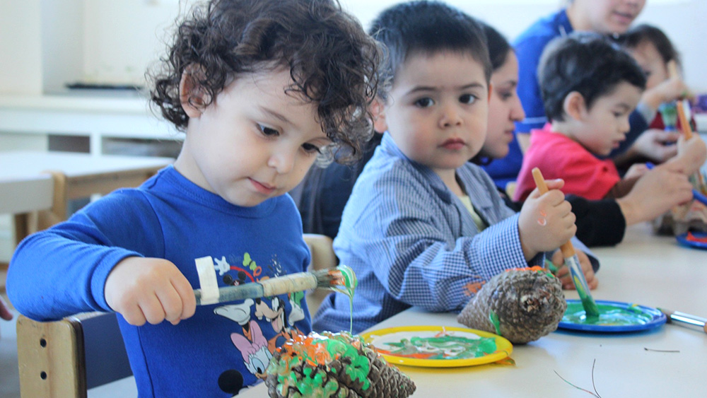 El Jardín Infantil “Cruz del Sur” atiende a 49 niños y niñas distribuidos en dos niveles heterogéneos (sala cuna y nivel medio).