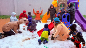 Lee más sobre el artículo Jardín de Lebu sorprendió con una experiencia invernal inolvidable: niños y niñas jugaron “en la nieve” sin salir del establecimiento