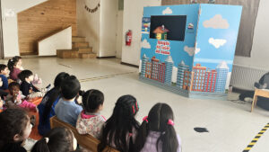 Lee más sobre el artículo Párvulos se educan en plan de descontaminación atmosférica a través del teatro