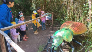 Lee más sobre el artículo Niñas y niños del jardín “Semillas de Punucapa” vivieron una inmersión en el fascinante mundo de los insectos