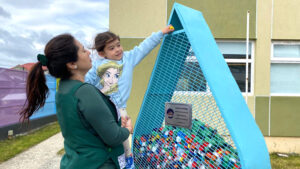 Lee más sobre el artículo Párvulos cuidan el medio ambiente y aportan a la comunidad con nuevo contenedor de tapitas plásticas