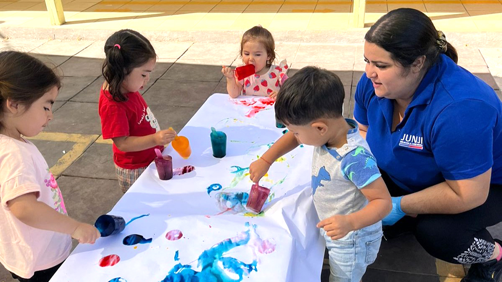 Lee más sobre el artículo JUNJI Metropolitana cierra programa “Jardín de Verano” rodeado de pintura, texturas y escenarios sensoriales